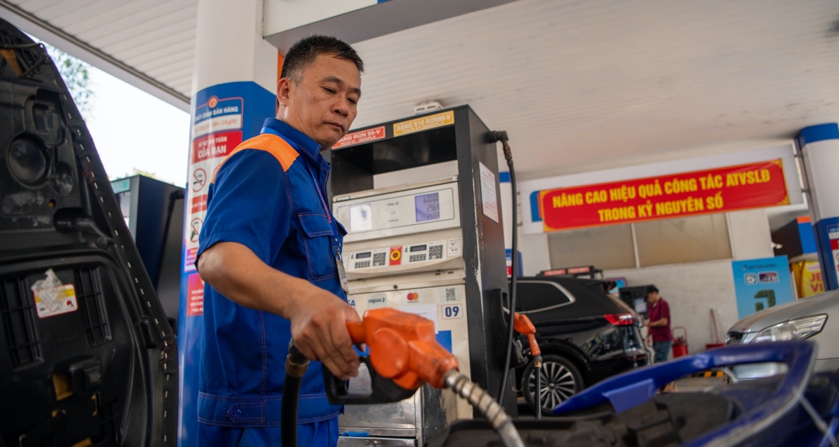 Gi&aacute; xăng dầu h&ocirc;m nay 21/5: Xăng RON95 sắp bị &lsquo;khai tử&rsquo;, hoạt động nhập khẩu tăng cao, xăng E10 bước v&agrave;o lộ tr&igrave;nh mới