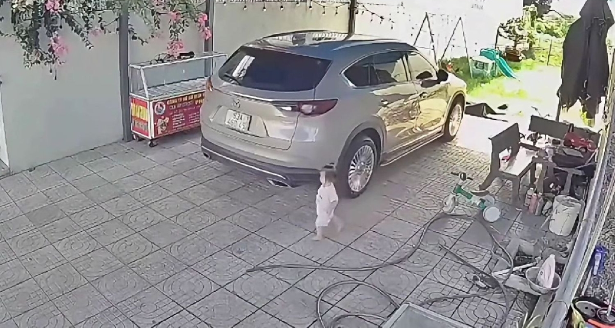 Vụ b&eacute; g&aacute;i 15 th&aacute;ng tuổi bị &ocirc; t&ocirc; l&ugrave;i c&aacute;n tr&uacute;ng: L&yacute; do cảm biến l&ugrave;i của Mazda CX8 kh&ocirc;ng cứu được b&eacute;