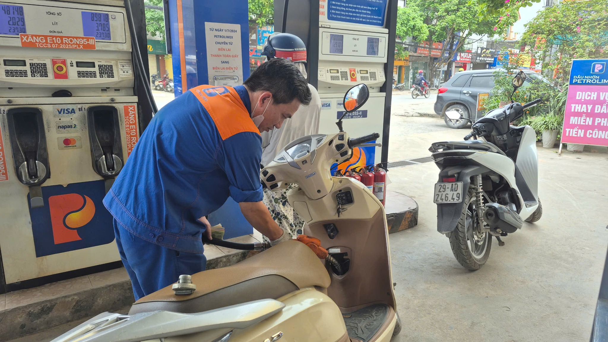 Gi&aacute; xăng dầu trưa nay 22/5: Xăng E10 RON 95 &lsquo;b&aacute;n như biếu&rsquo;, dầu diesel &lsquo;bốc hơi&rsquo; 16.020 đồng/l&iacute;t, gi&aacute; lăn b&aacute;nh Tucson