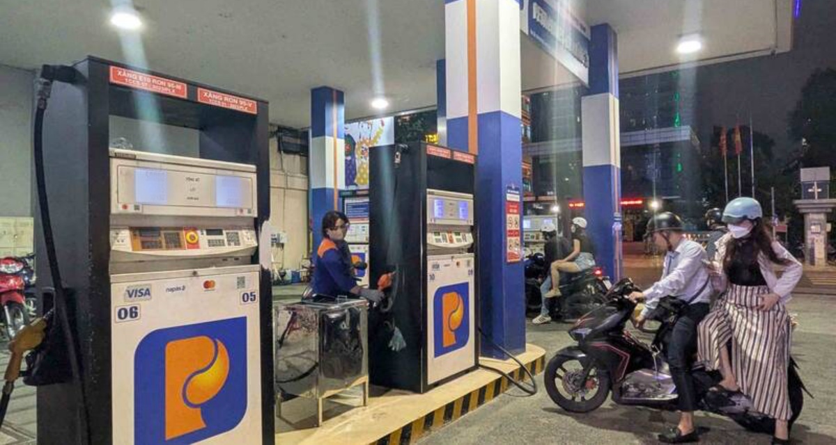 Gi&aacute; xăng dầu h&ocirc;m nay 22/5: Bảng gi&aacute; b&aacute;n lẻ tại Petrolimex, xăng RON 95 v&agrave; dầu diesel cập nhật loạt mức mới