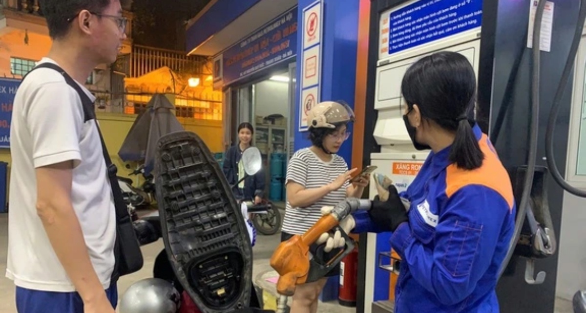 Gi&aacute; xăng dầu h&ocirc;m nay 22/5: RON95, dầu diesel chịu &aacute;p lực, dầu Brent mất mốc quan trọng