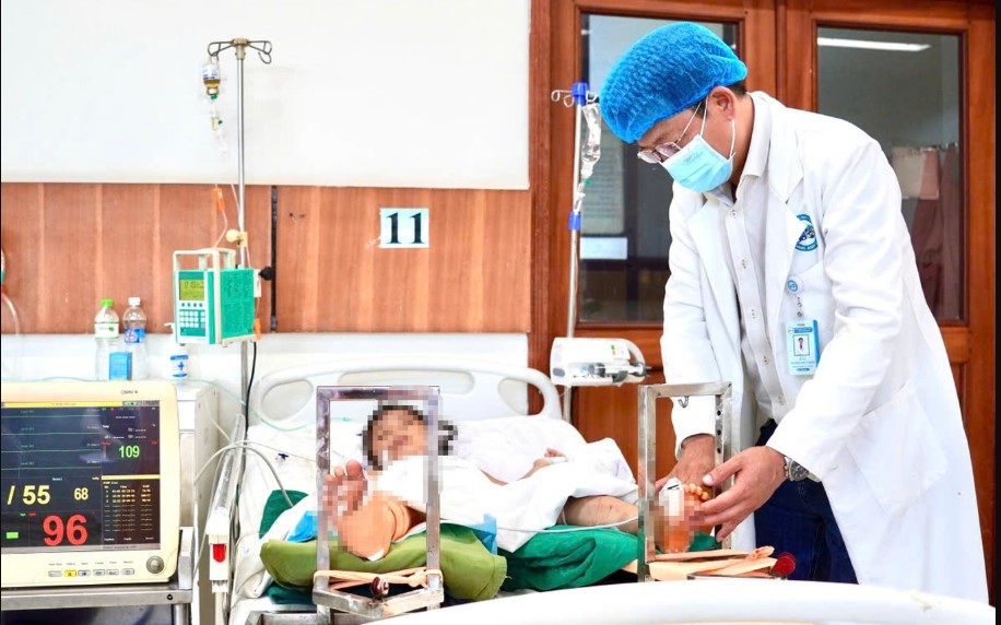 X&oacute;t xa vụ b&eacute; g&aacute;i 7 tuổi bị xe tải c&aacute;n qua dập n&aacute;t hai ch&acirc;n nguy kịch: B&aacute;c sĩ th&ocirc;ng tin t&igrave;nh h&igrave;nh ch&aacute;u b&eacute;?
