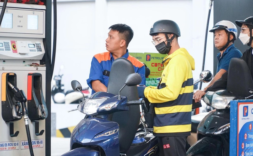 Gi&aacute; xăng dầu h&ocirc;m nay 24/5: Xăng RON 92 v&agrave; RON 95 &lsquo;tụt dốc&rsquo; hơn 5.000 &ndash; 8.000 đồng/l&iacute;t, gi&aacute; đầy b&igrave;nh c&aacute;c mẫu xe ga 125cc