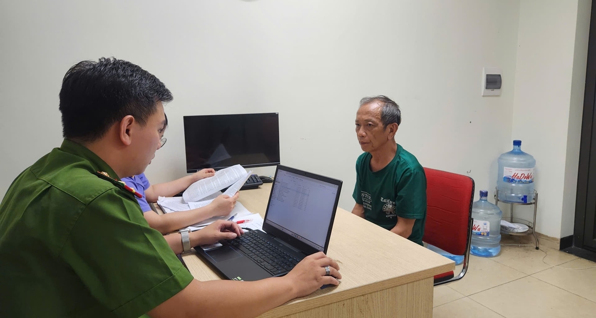 Lời khai &lsquo;thần y rởm&rsquo; chữa b&aacute;ch bệnh bằng nước ion kiềm ở H&agrave; Nội, thu giữ nhiều tang vật đ&aacute;ng ngờ