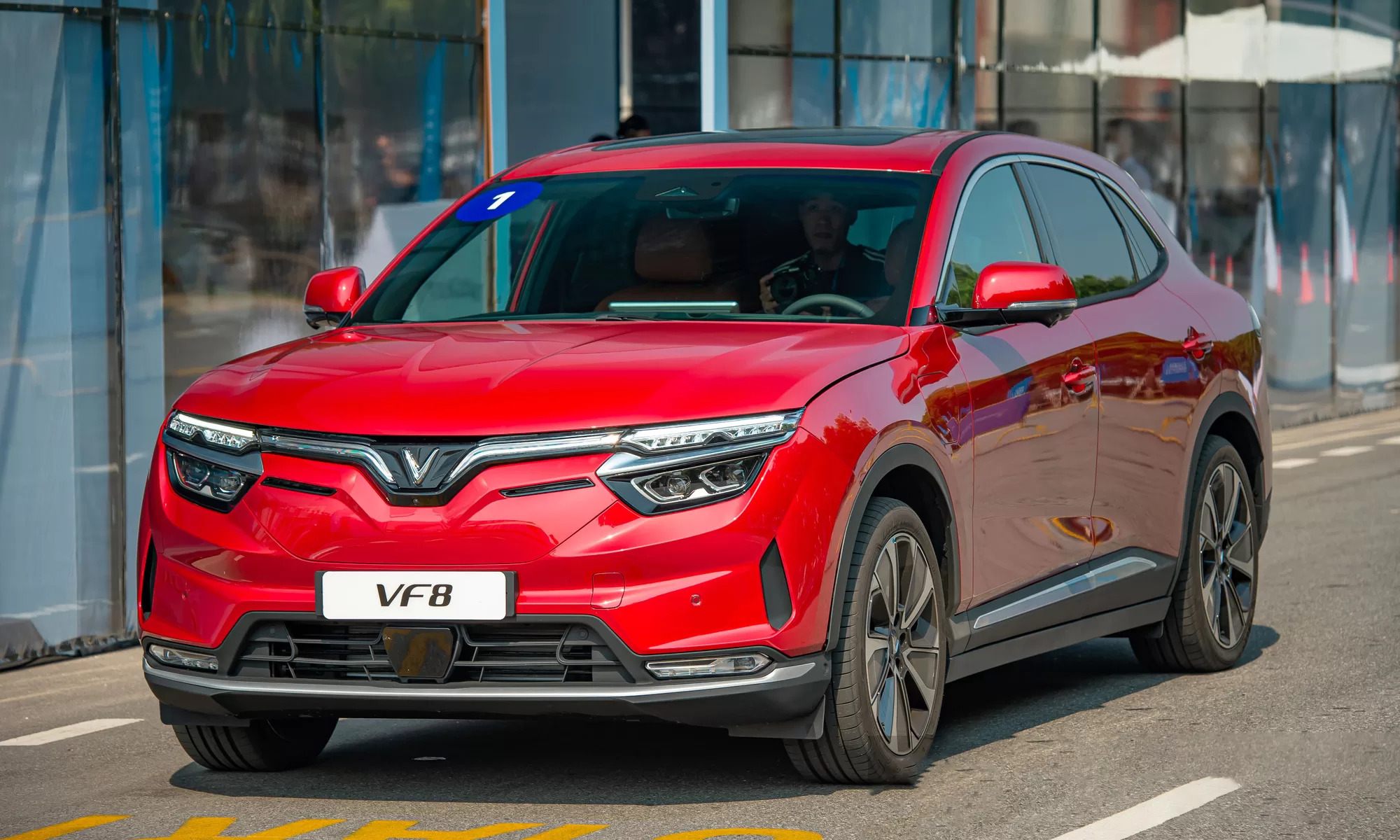 VinFast VF 8 thế hệ mới g&acirc;y \'b&atilde;o\' tại Mỹ: Truyền th&ocirc;ng quốc tế n&oacute;i g&igrave; về SUV điện Việt?