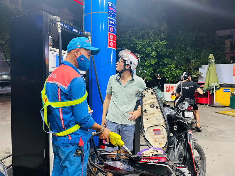 Gi&aacute; xăng dầu h&ocirc;m nay chiều 24/5: Dầu diesel &aacute;p s&aacute;t 29.000 đồng/l&iacute;t, xăng E10 rẻ hiếm thấy