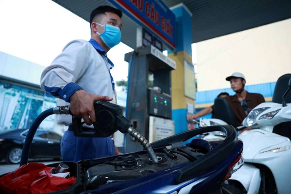 Gi&aacute; xăng dầu h&ocirc;m nay 25/5: Xăng RON95 chờ giảm sập s&agrave;n 2.000 đồng, xăng E10 lộ gi&aacute; cực rẻ