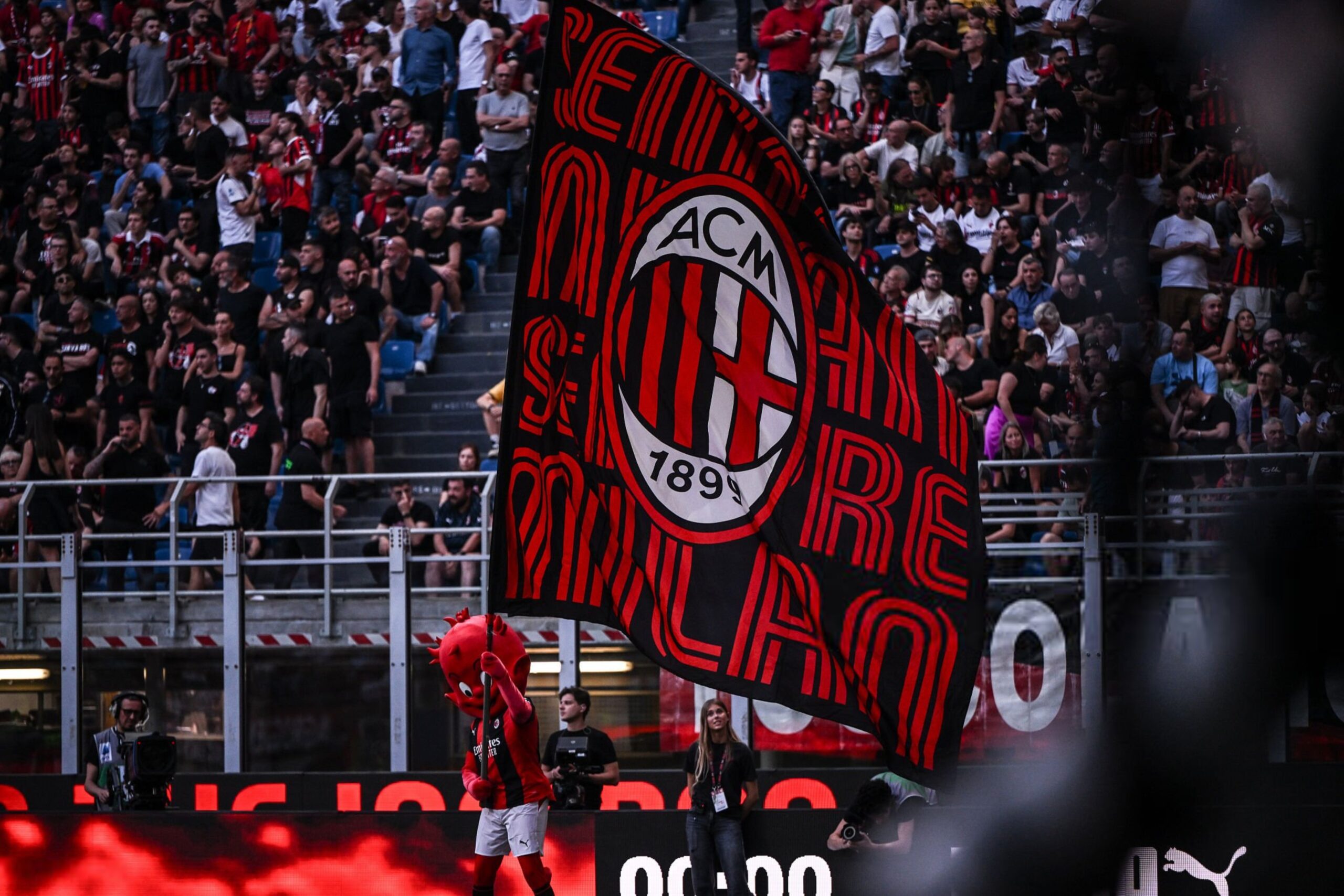 AC Milan sụp đổ trước Cagliari: CĐV San Siro nổi giận, Ibrahimovic phải được hộ tống rời s&acirc;n