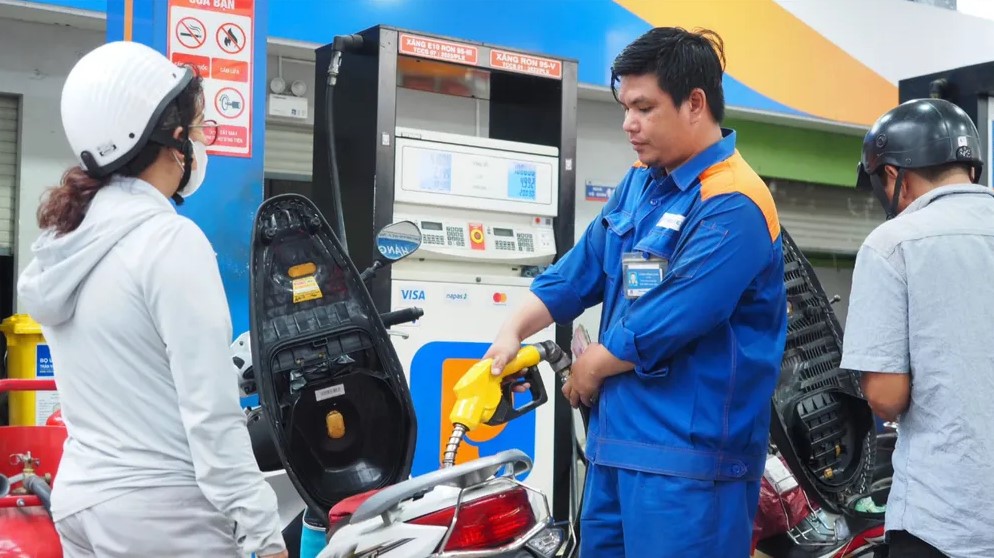 Gi&aacute; xăng dầu chiều nay 26/5: RON 92 v&agrave; RON 95 giảm hơn 5.000 &ndash; 8.000 đống/l&iacute;t, gi&aacute; đầy b&igrave;nh c&aacute;c mẫu xe c&ocirc;n tay 150-155cc