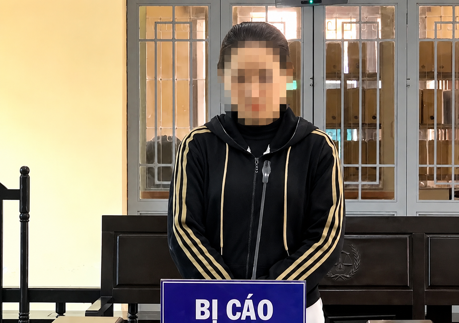 Người phụ nữ trộm thẻ ATM đồng nghiệp rồi d&ugrave;ng c&aacute;ch đơn giản r&uacute;t tiền, c&aacute;i kết tại t&ograve;a g&acirc;y bất ngờ
