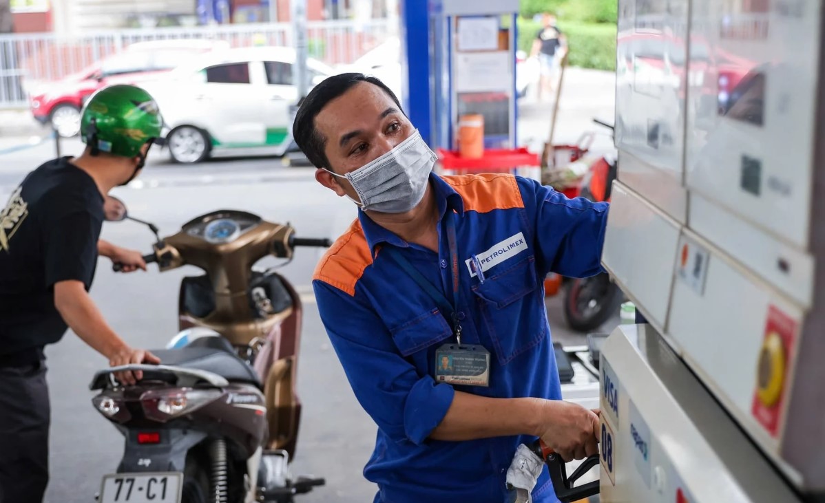 Gi&aacute; xăng dầu chiều 27/5: RON 92 v&agrave; RON 95 &lsquo;b&aacute;n như biếu&rsquo;, dầu diesel sụt hơn 16.000 đồng/l&iacute;t, gi&aacute; lăn b&aacute;nh VinFast VF 9