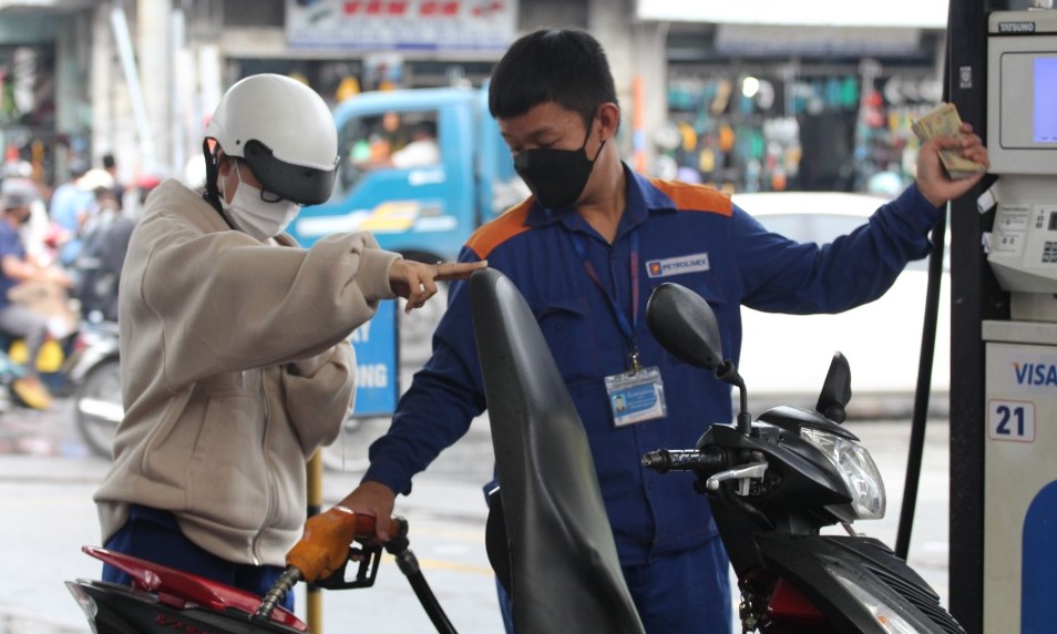 Gi&aacute; xăng dầu trưa nay 28/5: Dầu diesel, xăng RON 92 v&agrave; RON 95 đều c&aacute;ch &lsquo;đ&aacute;y&rsquo; rất gần, gi&aacute; lăn b&aacute;nh Toyota Vios đang rẻ