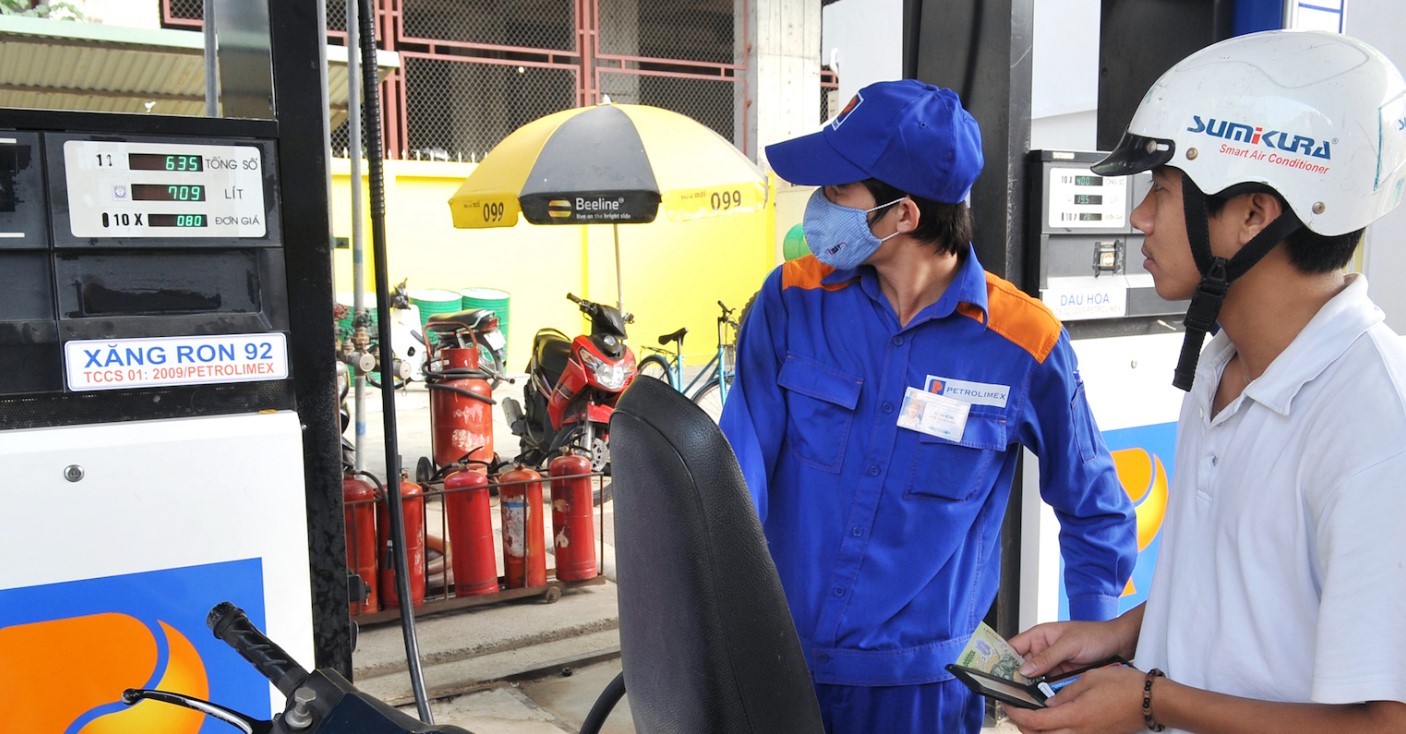 Gi&aacute; xăng dầu trưa nay 27/5: Xăng RON 95 sụt 8.300 đồng, dầu diesel &lsquo;g&atilde;y&rsquo; mất 16.020 đồng/l&iacute;t, gi&aacute; lăn b&aacute;nh VinFast VF 8
