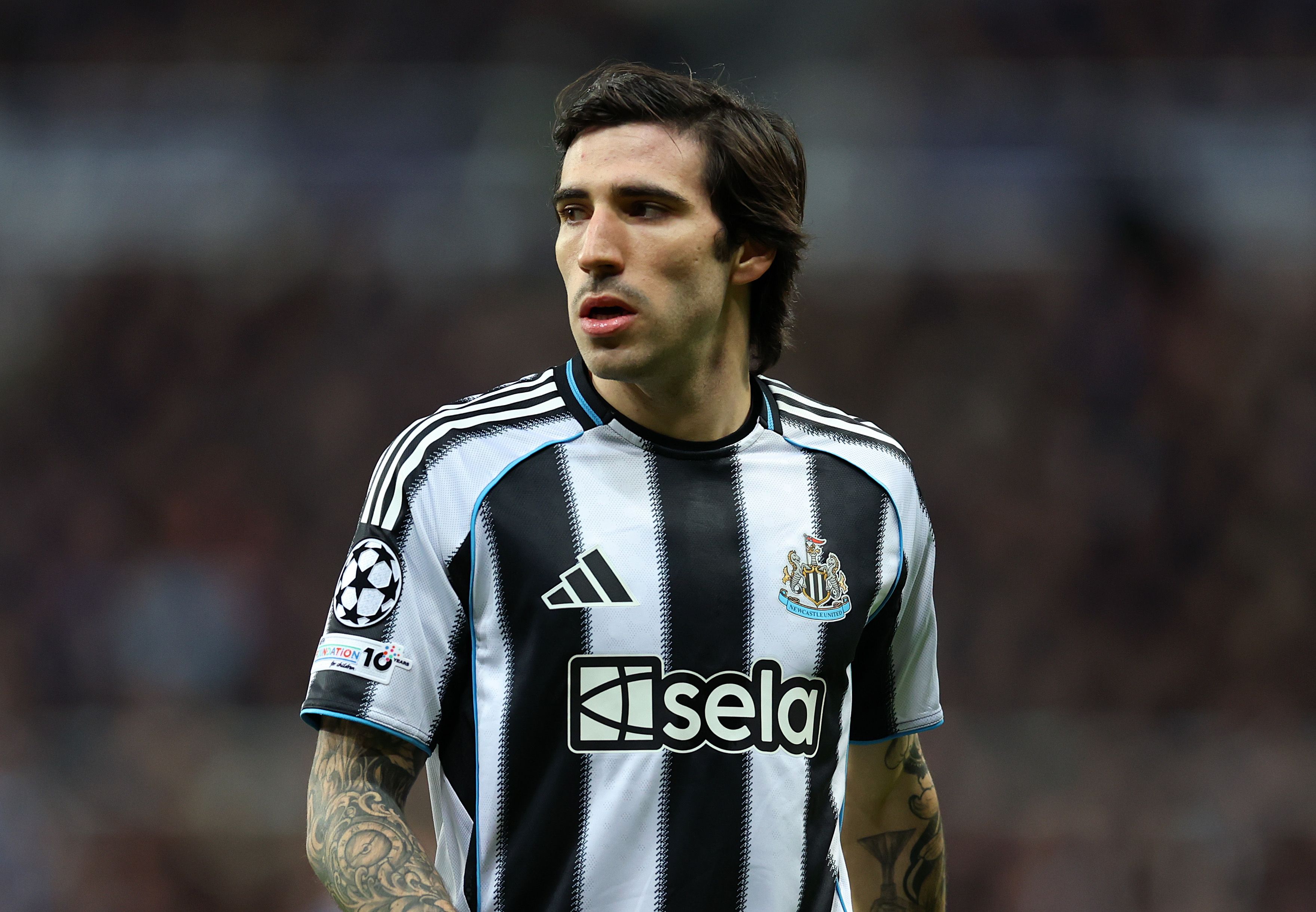 Man United tăng tốc n&acirc;ng cấp tuyến giữa, Sandro Tonali tr&ecirc;n đường tới Old Trafford?