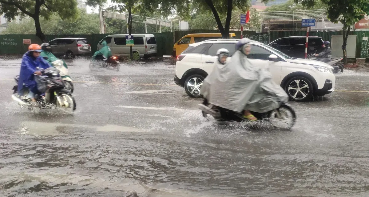 Thời tiết đổi chiều tại nhiều khu vực, nhiều địa phương ph&aacute;t t&iacute;n hiệu cảnh b&aacute;o lốc s&eacute;t v&agrave; mưa đ&aacute; diện rộng