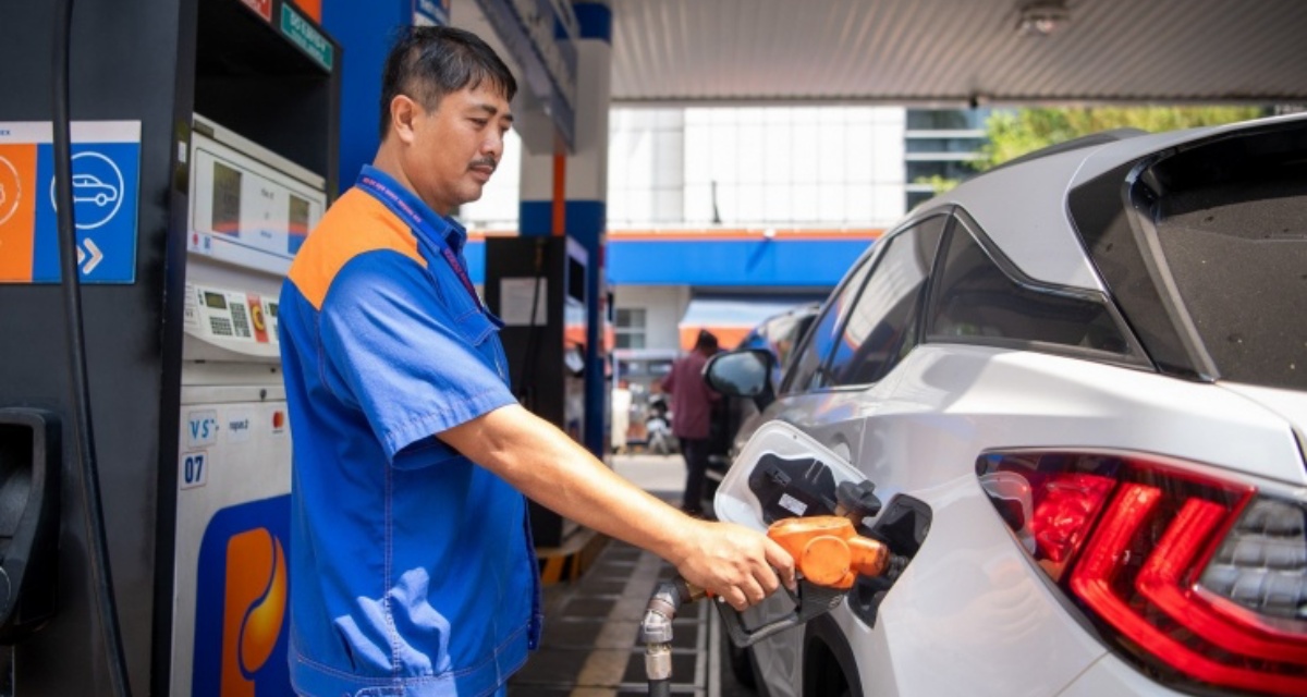 Gi&aacute; xăng E10 trước giờ b&aacute;n đại tr&agrave;: Ch&ecirc;nh lệch với RON95 g&acirc;y b&agrave;n t&aacute;n, c&oacute; nơi gi&aacute; xăng vượt 39.000 đồng/l&iacute;t