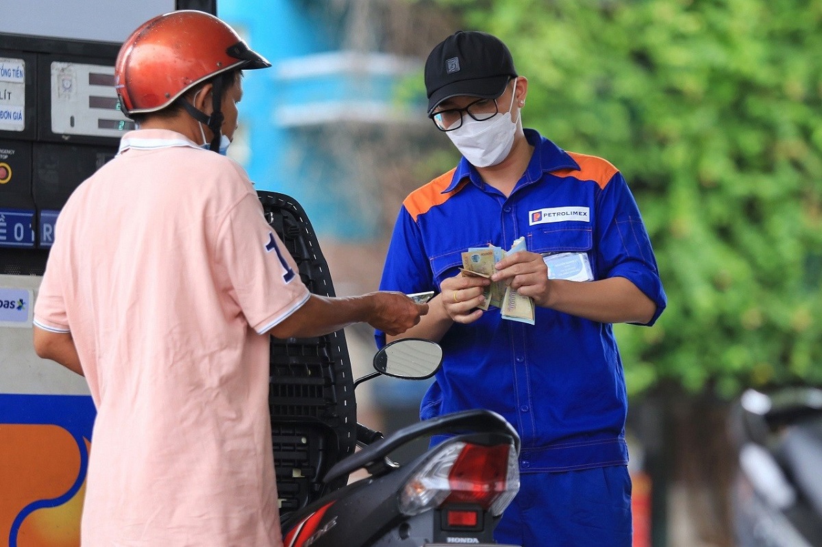 Gi&aacute; xăng dầu s&aacute;ng nay 28/5: RON 95 dự b&aacute;o về mốc 20.000 đồng chiều nay? Gi&aacute; đầy b&igrave;nh xe m&aacute;y Piaggio