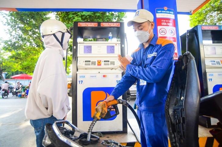 Gi&aacute; xăng RON 92 v&agrave; RON 95 chiều 28/5 &lsquo;tụt&rsquo; hơn 1.000 đồng, dầu diesel hạ \'cắm đầu\', gi&aacute; lăn b&aacute;nh Hyundai Accent ra sao?