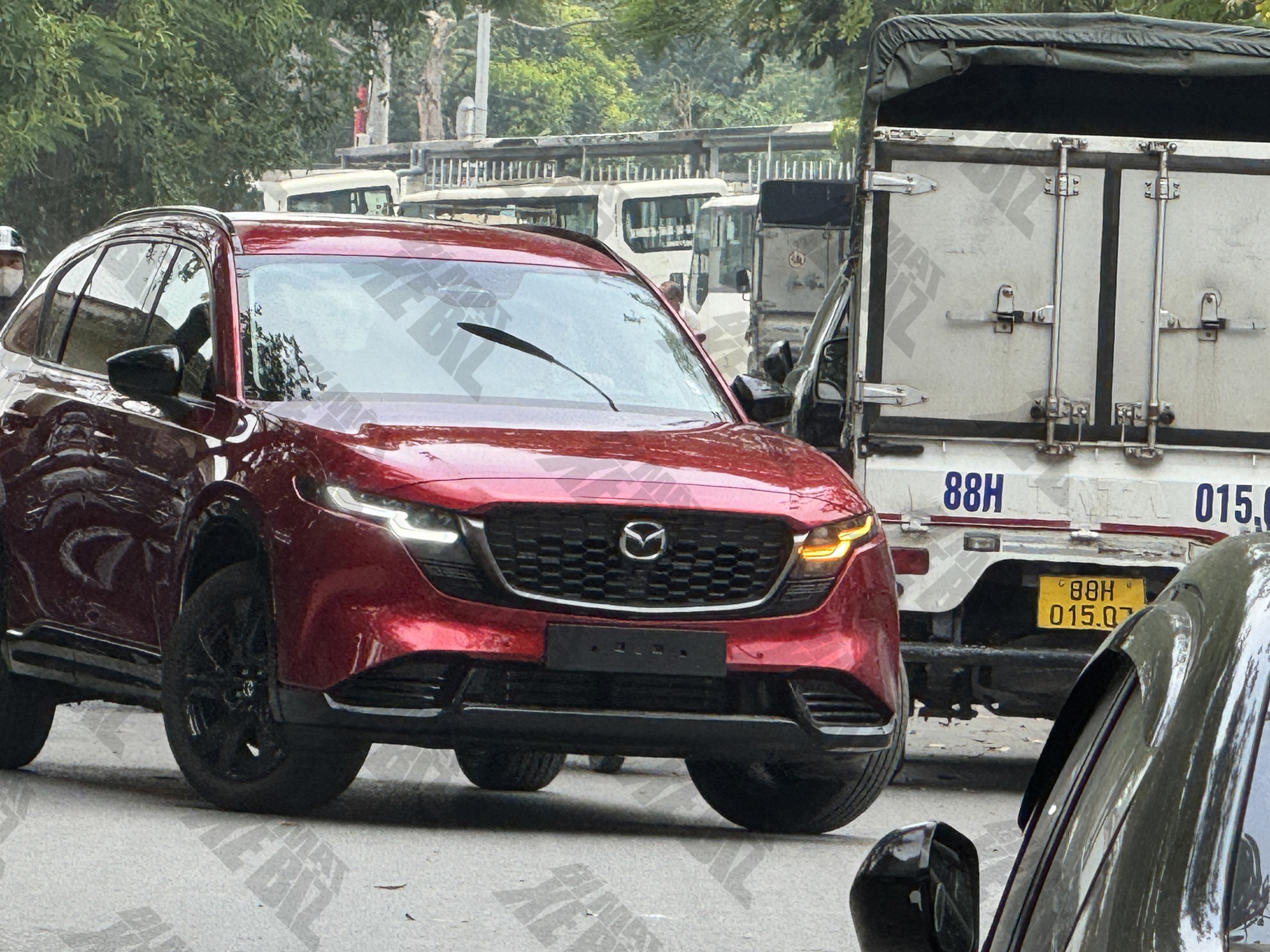 Mazda CX-5 thế hệ mới bị \'bắt gặp\' tại H&agrave; Nội: Thiết kế đẹp như bản Nhật, ng&agrave;y ra mắt kh&ocirc;ng c&ograve;n xa
