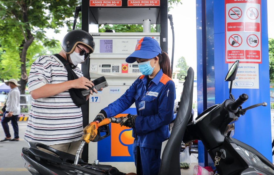 Gi&aacute; xăng dầu chiều nay 29/5: Xăng RON 95 v&agrave; dầu diesel giảm mạnh hơn 9.000 &ndash; 17.000 đồng/l&iacute;t, gi&aacute; lăn b&aacute;nh Kia K3 rẻ