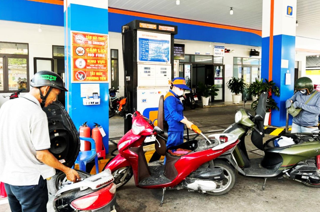 Gi&aacute; xăng dầu trưa nay 29/5: E10 RON 95 giảm &lsquo;mất phanh&rsquo;, dầu diesel &lsquo;bốc hơi&rsquo; 17.130 đồng/l&iacute;t, gi&aacute; lăn b&aacute;nh Honda City