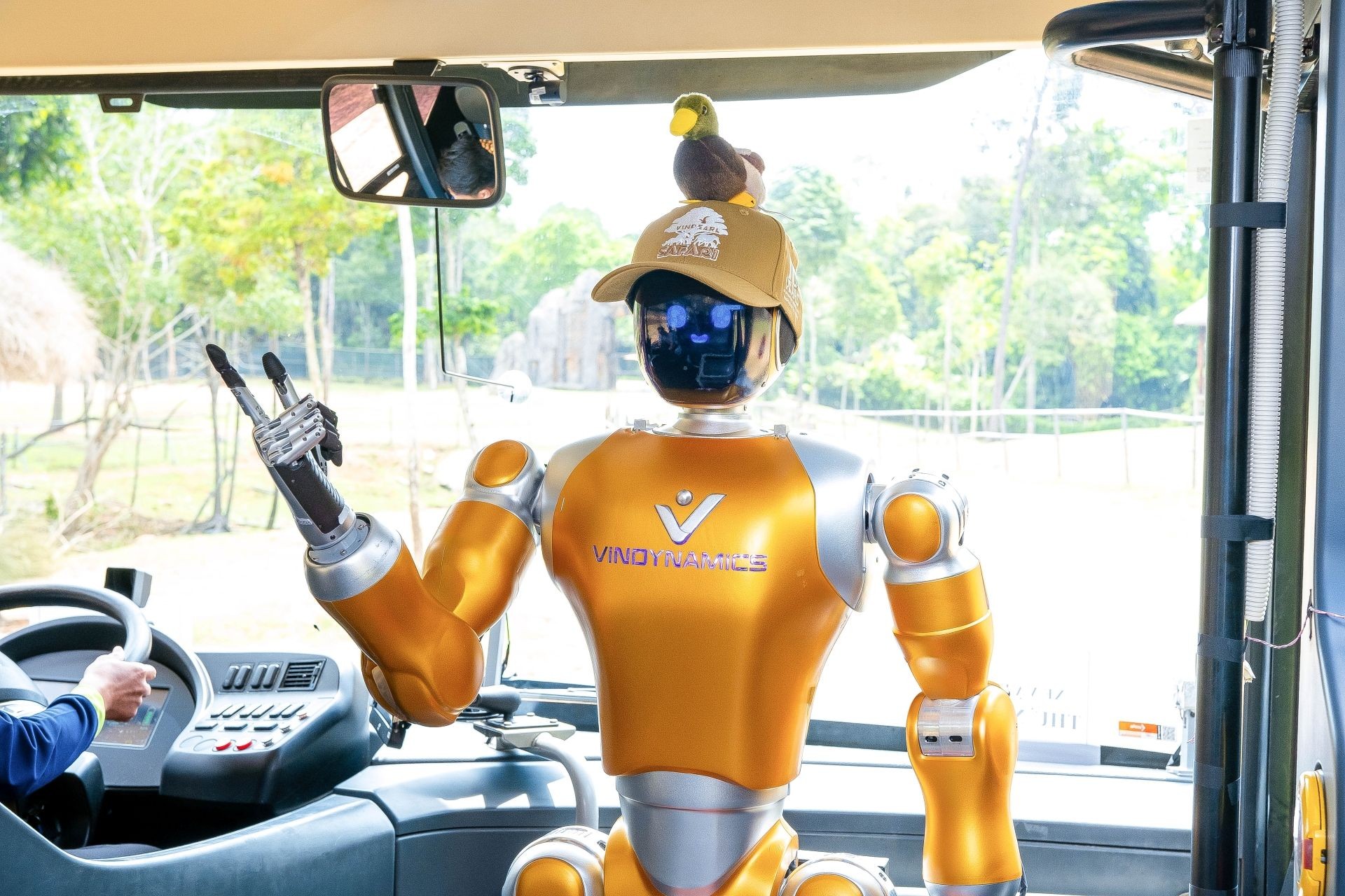 Robot h&igrave;nh người VinDynamics thử nghiệm thực tế ở Vinpearl Safari Ph&uacute; Quốc: Bước tiến d&agrave;i của tr&iacute; tuệ nh&acirc;n tạo Việt Nam ảnh 2