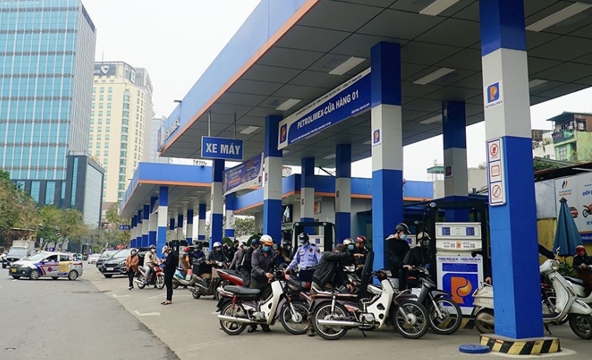 Gi&aacute; xăng dầu h&ocirc;m nay 31/5: RON 95 \'rớt thảm\' 9.690 đồng/l&iacute;t, E10 gần &lsquo;chạm đ&aacute;y&rsquo;, đầy b&igrave;nh c&aacute;c mẫu &ocirc; t&ocirc; Honda bao nhi&ecirc;u?