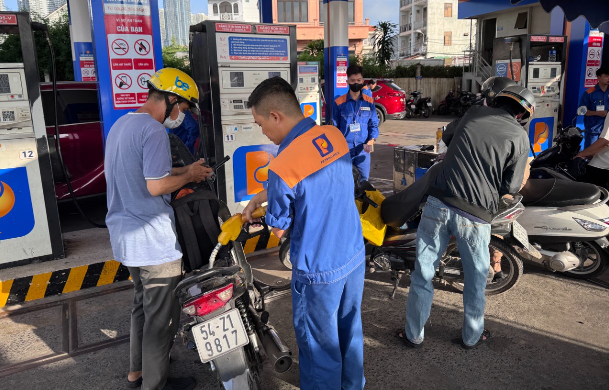 Gi&aacute; xăng dầu trưa nay 30/5: RON 92 về s&aacute;t &lsquo;đ&aacute;y&rsquo; mới, RON 95 gần mốc 20.000 đồng/l&iacute;t hơn, gi&aacute; đầy b&igrave;nh xe ga 150-160cc