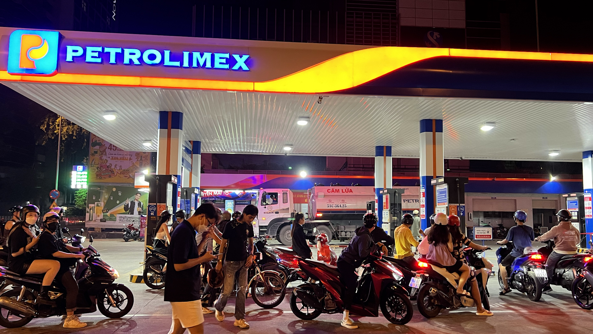 Tin gi&aacute; xăng dầu &lsquo;hot&rsquo; 30/5: RON 92, RON 95 v&agrave; dầu diesel đua nhau giảm về s&aacute;t &lsquo;đ&aacute;y&rsquo;, đầu b&igrave;nh xe ga 150-160cc bao nhi&ecirc;u?