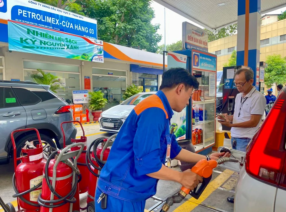 Gi&aacute; xăng dầu h&ocirc;m nay 1/6: Xăng RON 92 gần chạm &lsquo;đ&aacute;y&rsquo; mới, dầu diesel về gần mốc 25.000 đồng/l&iacute;t, gi&aacute; đầy b&igrave;nh &ocirc; t&ocirc; Mazda