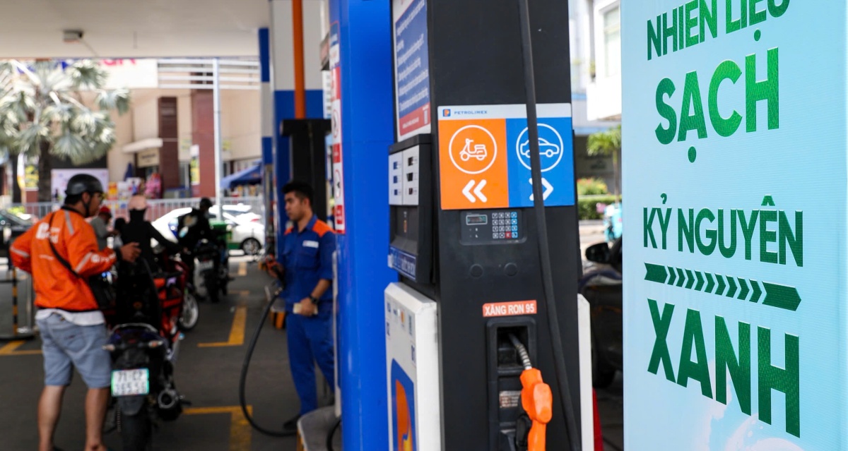 Gi&aacute; xăng dầu h&ocirc;m nay 31/5: Dầu giảm s&acirc;u nhất 6 năm, giới đầu tư b&aacute;n th&aacute;o, xăng E10 trong nước gi&aacute; tốt