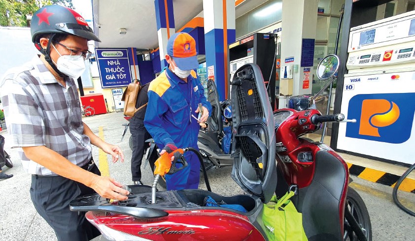 Bảng gi&aacute; xăng dầu trưa nay 1/6: E10 giảm hơn 7.000 đồng/l&iacute;t, dầu diesel &lsquo;g&atilde;y&rsquo; hơn 17.000 đồng, gi&aacute; lăn b&aacute;nh VinFast VF 5