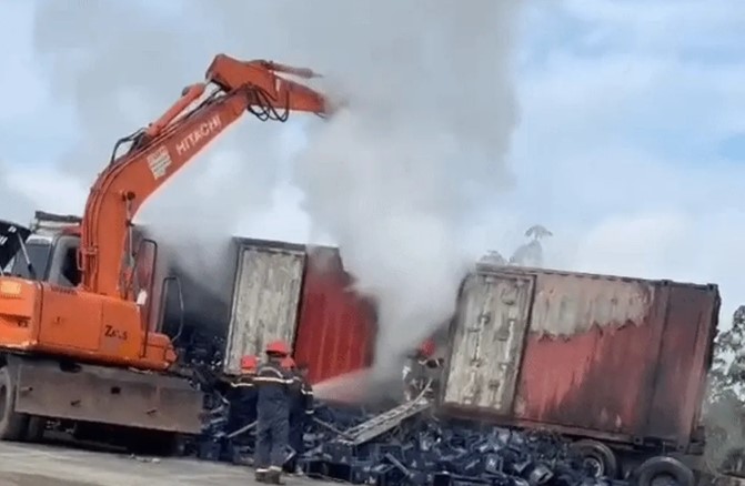 Container chở 2.500 k&eacute;t bia bất ngờ ch&aacute;y tr&ecirc;n Quốc lộ 29, người d&acirc;n bất lực nh&igrave;n ngọn lửa lan nhanh