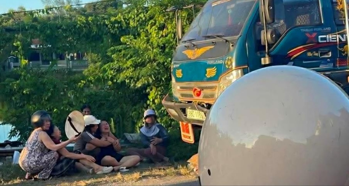B&eacute; trai 6 tuổi tử nạn dưới b&aacute;nh xe tải ở TP Huế, người th&acirc;n g&agrave;o kh&oacute;c tại hiện trường