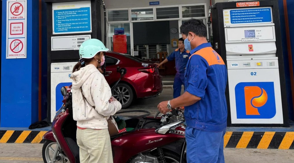 Gi&aacute; xăng dầu chiều nay 2/6: RON 92 rẻ nhất khu vực, E10 RON 95 l&ugrave;i về s&aacute;t &lsquo;đ&aacute;y&rsquo; mới, gi&aacute; lăn b&aacute;nh Toyota Fortuner