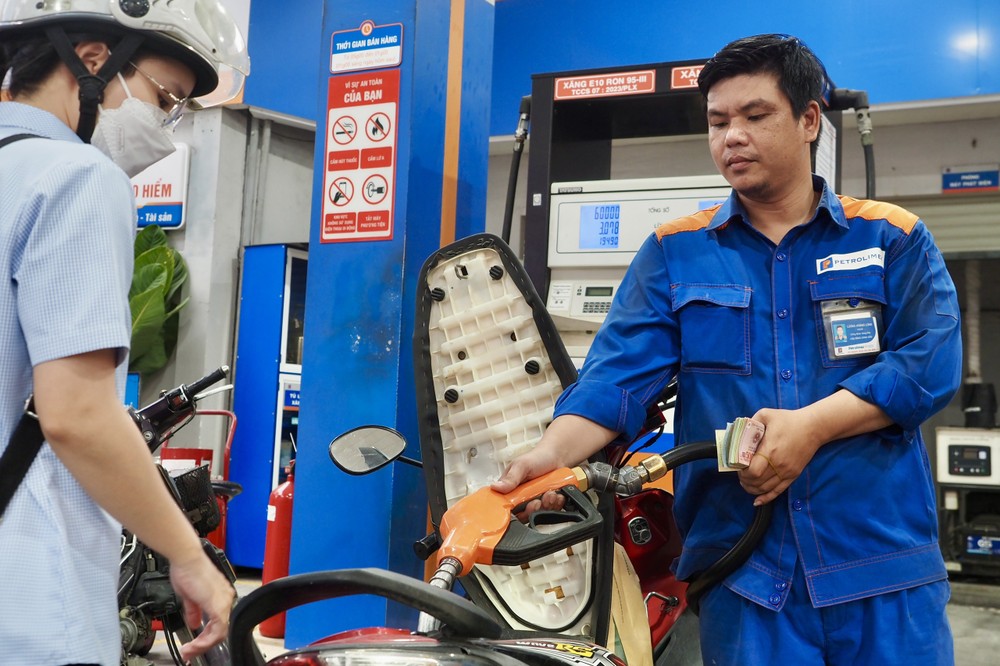 Gi&aacute; xăng dầu h&ocirc;m nay 3/6: RON 92 &lsquo;tụt dốc&rsquo; gần 7.000 đồng, dầu diesel &lsquo;rơi&rsquo; 17.130 đồng/l&iacute;t, gi&aacute; lăn b&aacute;nh Hyundai Tucson