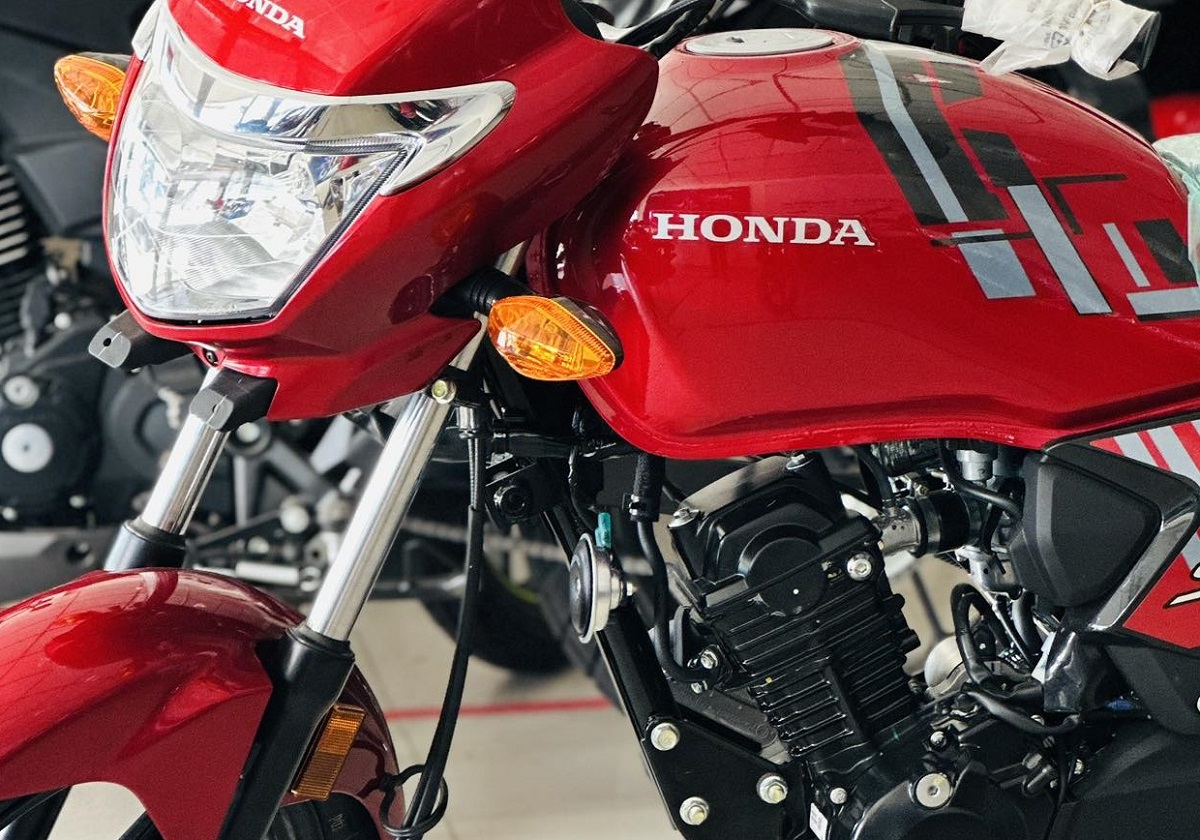 Honda ch&iacute;nh thức mở b&aacute;n &lsquo;huyền thoại c&ocirc;n tay&rsquo; 100cc mới gi&aacute; 25 triệu đồng: Kh&aacute;c biệt Honda Winner R