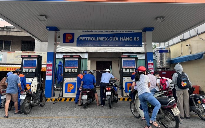 Bảng gi&aacute; xăng dầu trưa nay 4/6: E10 &lsquo;rẻ hơn b&uacute;n&rsquo;, RON 92 đang lao đầu về &lsquo;đ&aacute;y&rsquo; mới, gi&aacute; lăn b&aacute;nh VinFast VF 6 cực hời