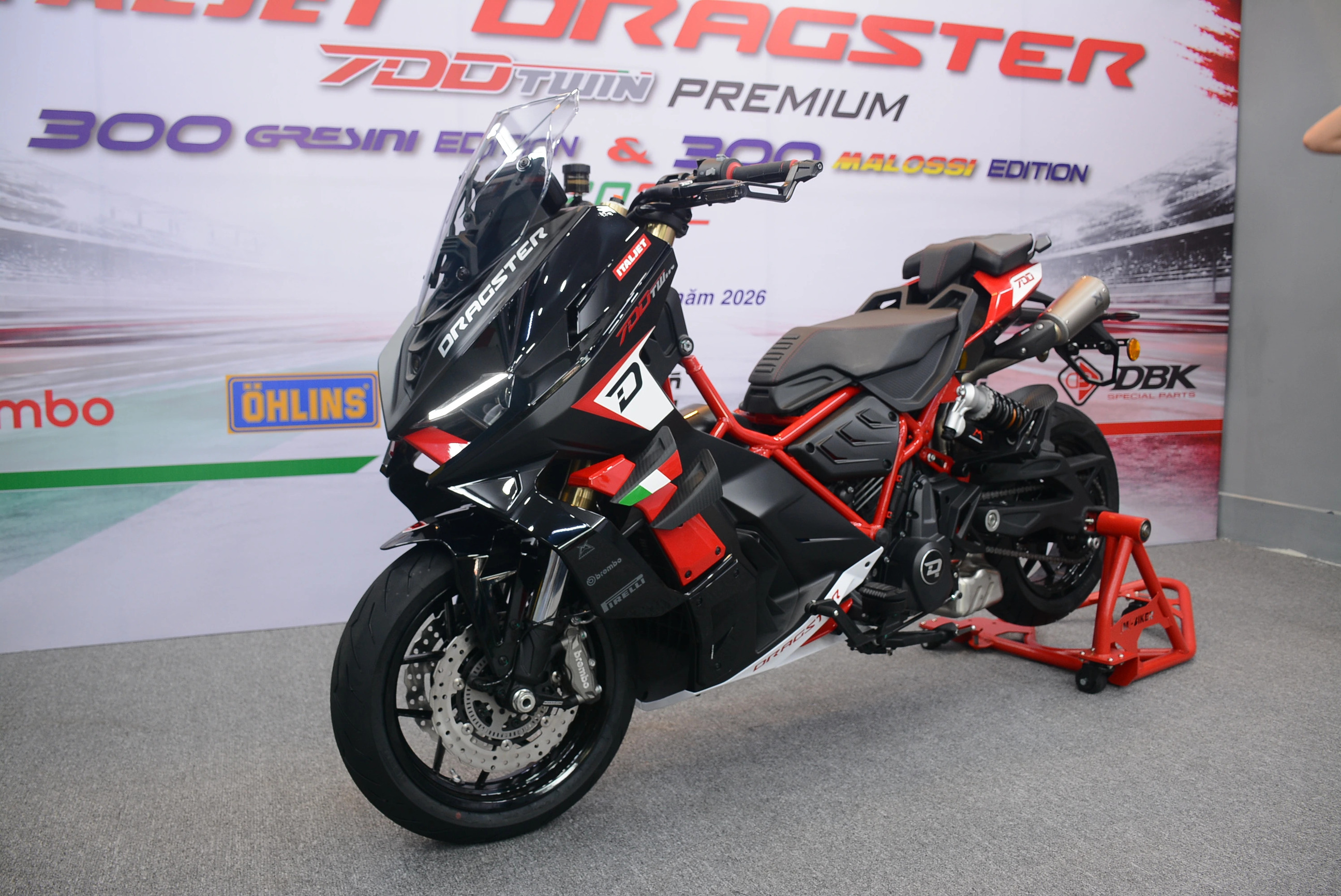 Italjet Dragster 700 ch&iacute;nh thức mở b&aacute;n tại Việt Nam: \'Qu&aacute;i th&uacute;\' 700cc gi&aacute; ngang VF 5, c&oacute; camera trước sau như &ocirc; t&ocirc;