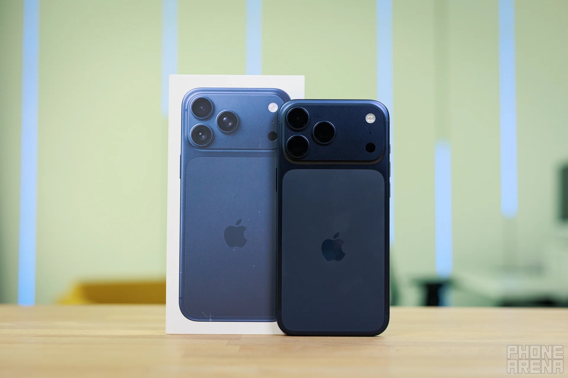 Đ&acirc;y l&agrave; mẫu iPhone Pro nhỏ gọn mạnh mẽ nhất hiện nay, tiết kiệm hơn nhiều iPhone 17 Pro Max