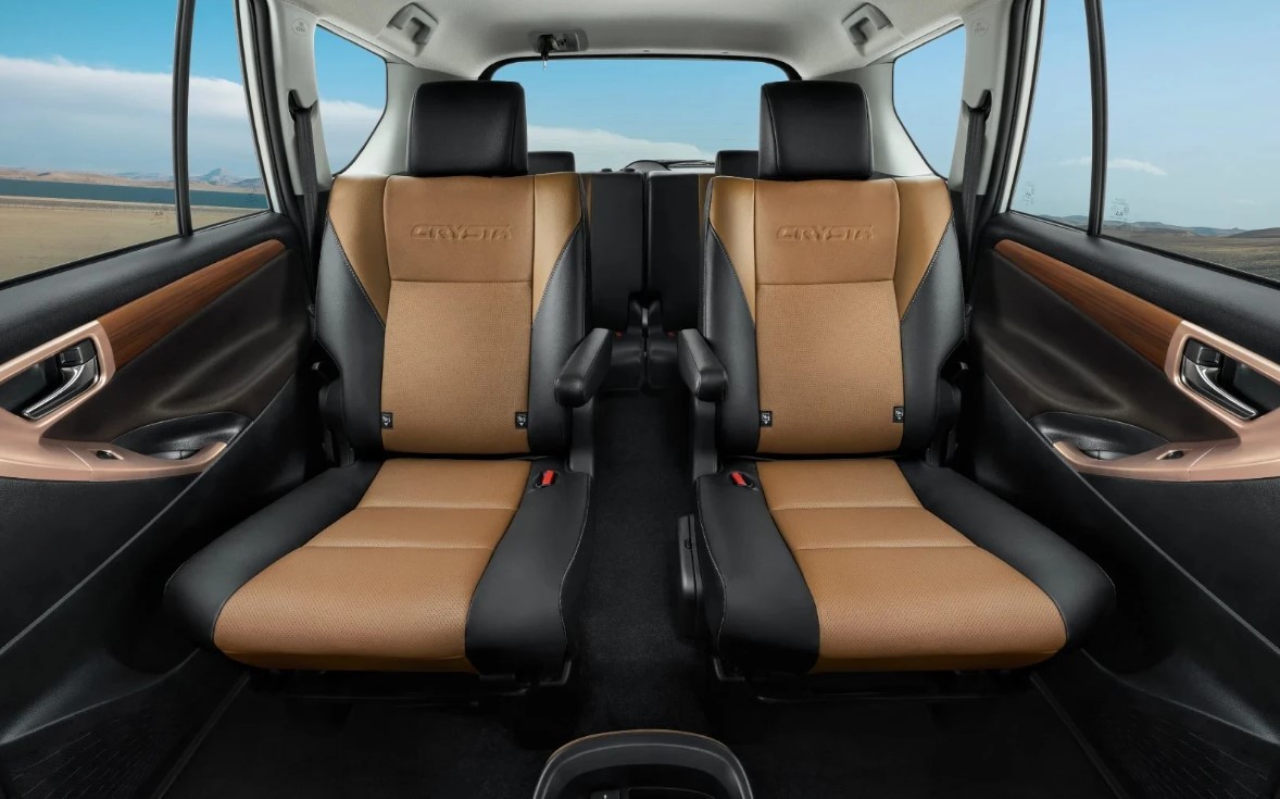 Toyota Innova phi&ecirc;n bản mới gi&aacute; rẻ 469 triệu đồng ch&iacute;nh thức ra mắt, 'đ&egrave; bẹp' Mitsubishi Xpander ảnh 4