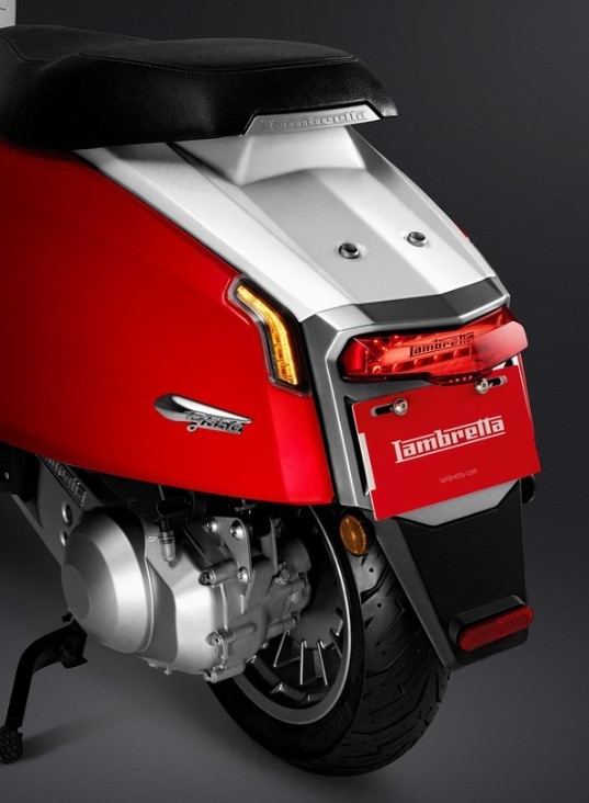 &lsquo;Cơn &aacute;c mộng&rsquo; của Honda SH ch&iacute;nh thức ra mắt: Gi&aacute; b&aacute;n cạnh tranh, thiết kế đẹp m&ecirc; ly, c&oacute; ABS v&agrave; TCS ảnh 6