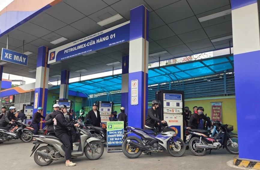 Gi&aacute; xăng dầu h&ocirc;m nay 6/6: Dầu diesel rớt &lsquo;thủng đ&aacute;y&rsquo;, E10 v&agrave; RON 92 rẻ nhất trong 3 th&aacute;ng nay, gi&aacute; lăn b&aacute;nh VinFast VF 7