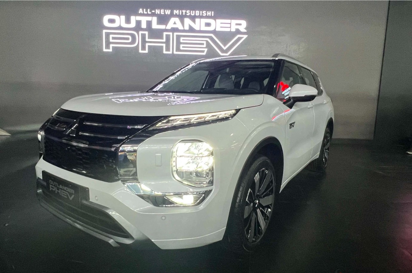 Mitsubishi Outlander PHEV 2026 tr&igrave;nh l&agrave;ng: SUV điện h&oacute;a mạnh 302 m&atilde; lực, chạy điện xa tới 100km