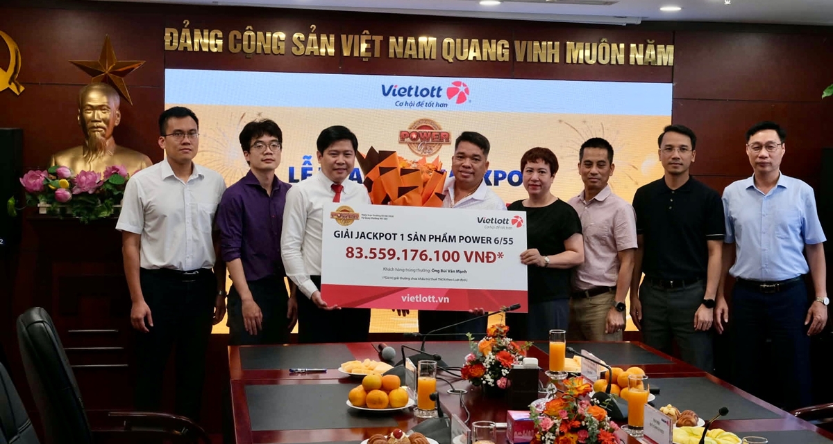 Danh t&iacute;nh người tr&uacute;ng Jackpot 83 tỷ đồng kh&ocirc;ng đeo mặt nạ, chia sẻ dở kh&oacute;c dở cười khi l&ecirc;n nhận giải