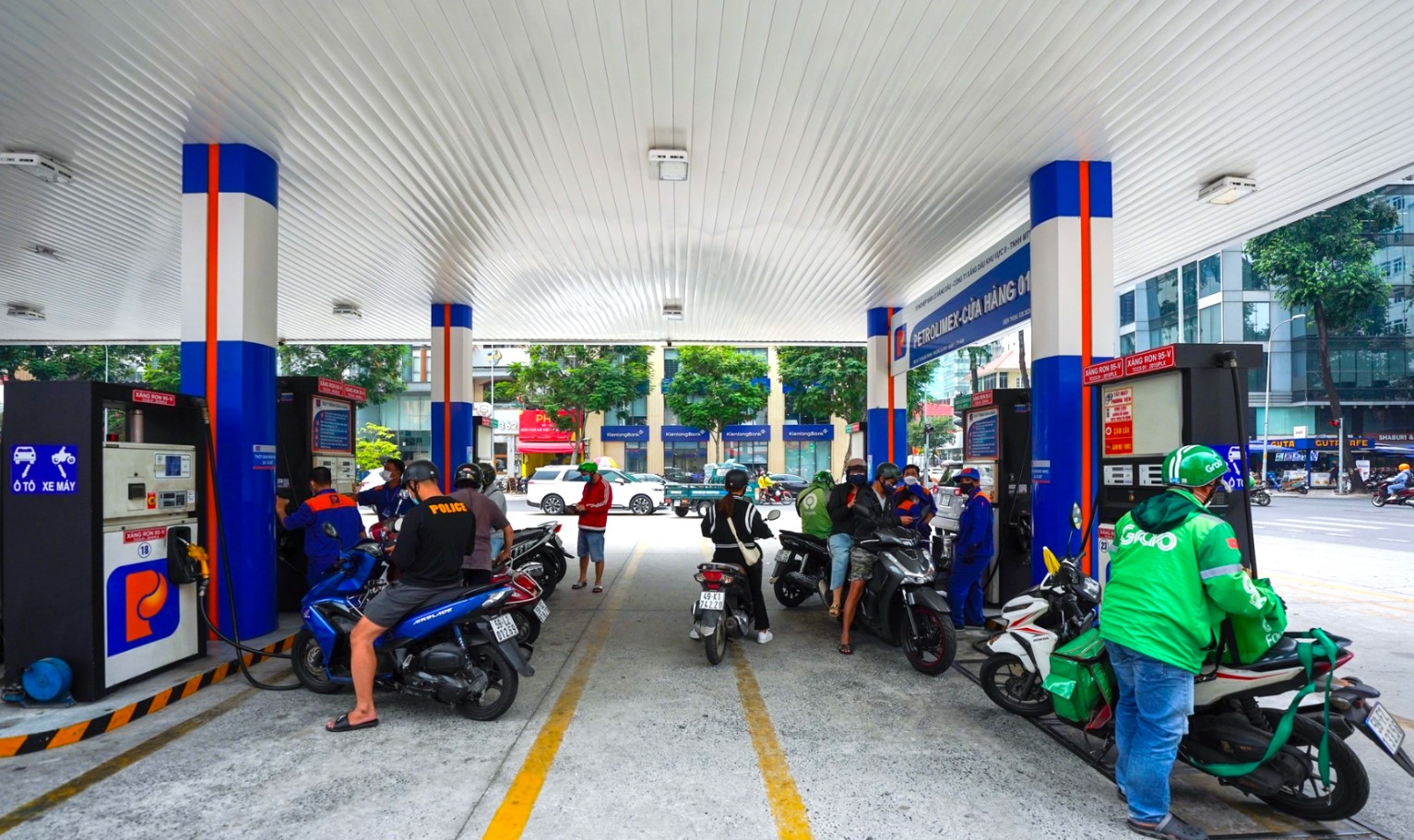 Gi&aacute; xăng dầu trưa h&ocirc;m nay 6/6: Đồng loạt &lsquo;ph&aacute; đ&aacute;y&rsquo;, c&acirc;y xăng n&agrave;o tại H&agrave; Nội v&agrave; Tp. HCM c&oacute; E5 RON 95?
