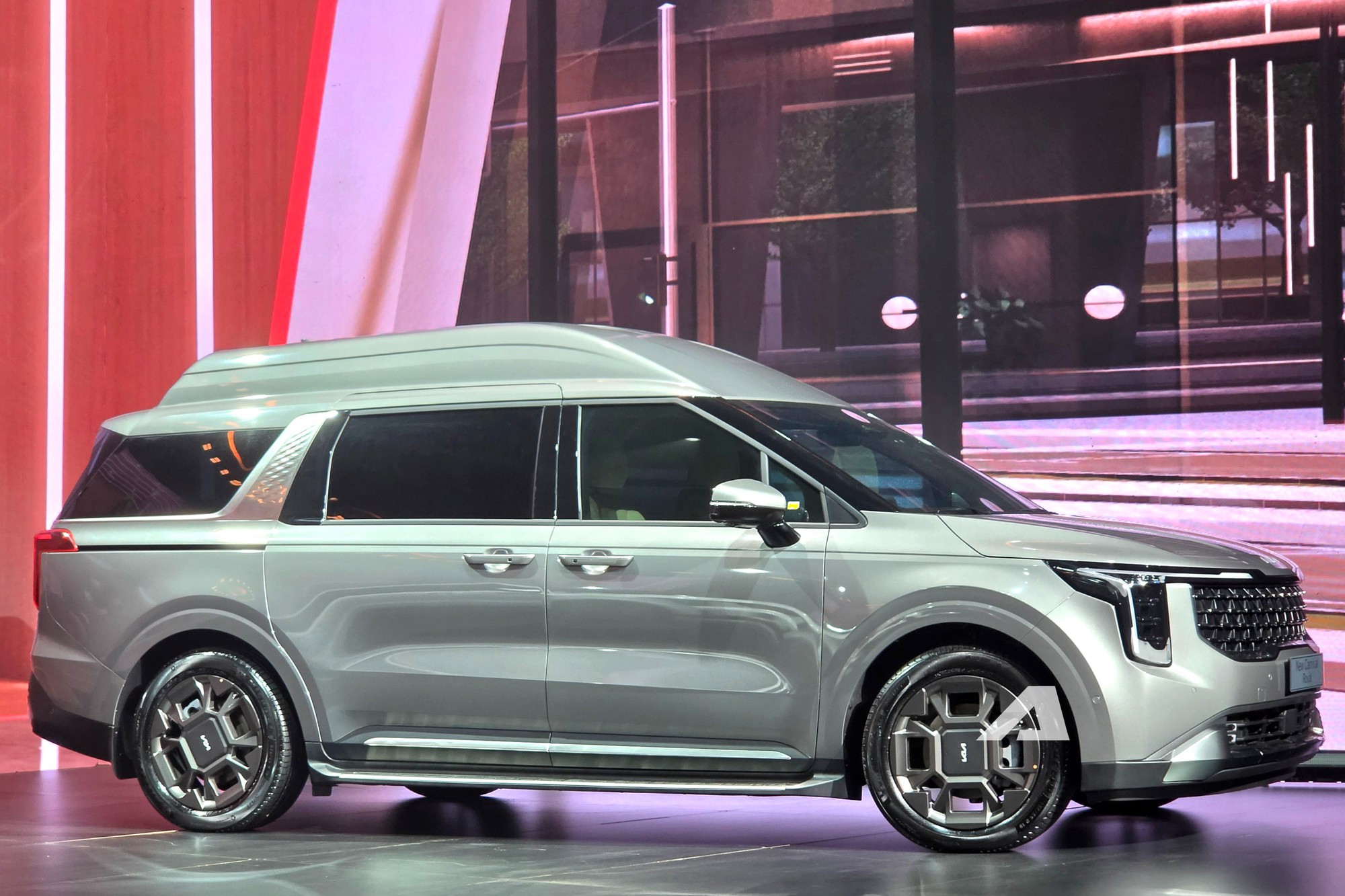 Kia Carnival Royal 2026 ra mắt tại Việt Nam: \'Chuy&ecirc;n cơ mặt đất\' hơn 2 tỷ đồng, trần sao như Rolls-Royce
