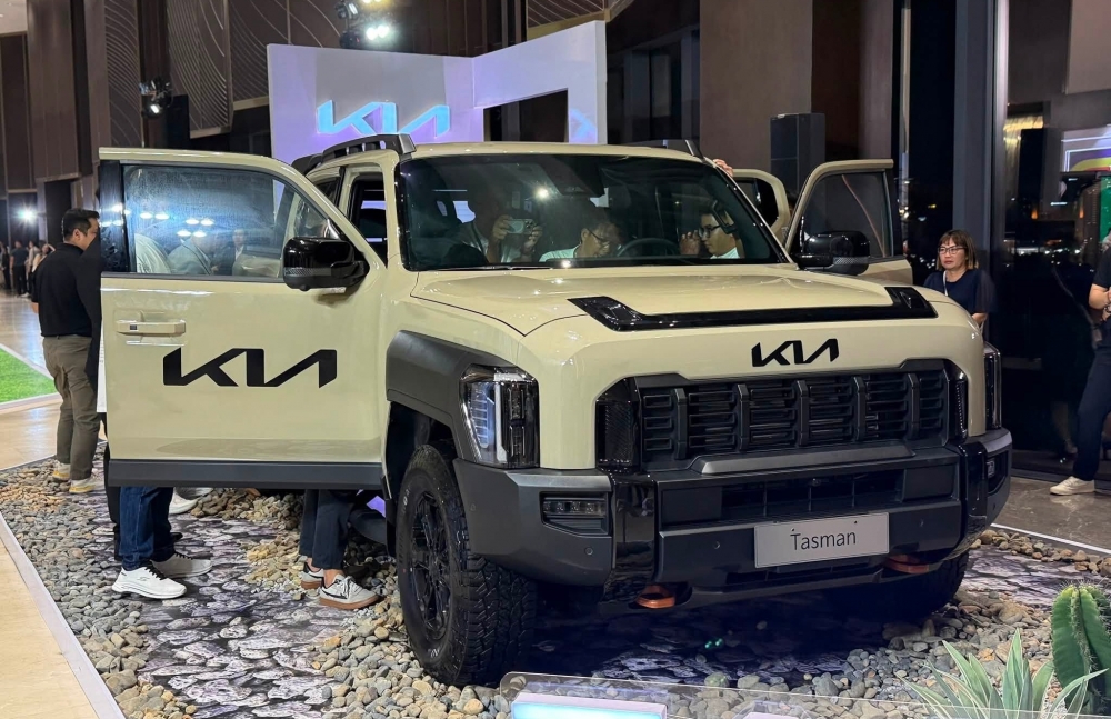 Kia Tasman X-Pro lần đầu ra mắt kh&aacute;ch Việt: Th&ugrave;ng h&agrave;ng hơn 1 tấn, sức k&eacute;o ngang Ford Ranger