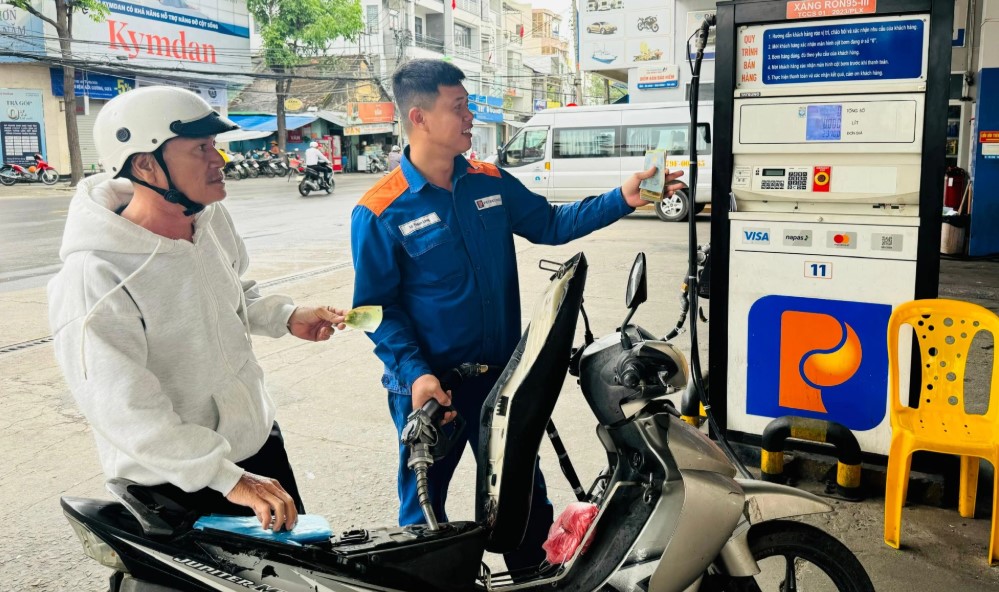 Bảng gi&aacute; xăng dầu chiều 8/6: E5 RON 92 v&agrave; E10 RON 95 giảm &lsquo;sập s&agrave;n&rsquo; gần 10.000 đồng, gi&aacute; lăn b&aacute;nh VinFast VF 8 cực hời