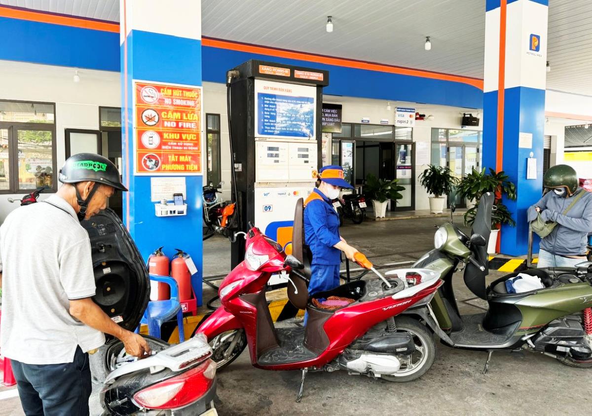 Gi&aacute; xăng dầu tối nay 8/6: Đua nhau &lsquo;rớt thảm&rsquo;, sắp chạm mốc 20.000 đồng/l&iacute;t, gi&aacute; đầy b&igrave;nh xe c&ocirc;n tay 150-155cc cực rẻ